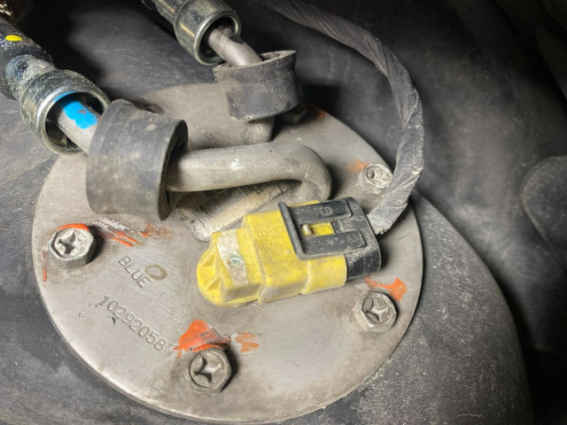 Upp med bilen, bort med hjulet och ta bort skyddsplåten.<br />Man kommer enkelt åt bultarna som håller givaren på plats och slangarna som är anslutna.