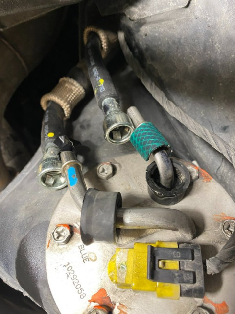 Det finns såklart verktyg för kopplingarna till slangarna men en bit trådgårdsslang går bra det med.<br />Dra ner bensinslangen samtidigt som du trycker in verktygen mot kopplingen. Dra sedan upp hela rasket.<br />För mig droppade det lite bensin ur den slangen som är markerad med svart. Inte mycket alls.