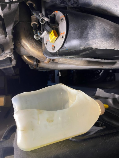 Ha ett uppsamlingskärl redo när bultarna lossas. Innan jag ställde av bilen i höstas såg jag till att köra slut slut  <br />så mycket som möjligt av bränslet. Reserven hade varit tänd ett par mil.<br />Trots det fick jag ur ca 4 liter ur tanken när jag lossade bultarna. När jag sedan tog ur givaren kom det en skvätt till.