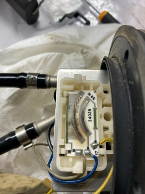 Ta bort den svarta bygeln och armen som flytämnet sitter på så kommer man åt att göra rent lätt.