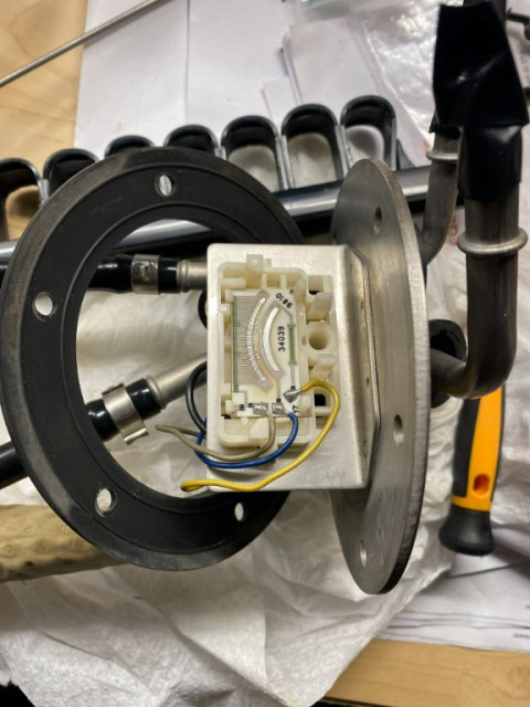 När ytan är rengjord ser man tydligt att den är sliten. När jag Ohm mäter ser jag att jag tappar signalen i vissa lägen på skalan. Så i mitt fall måste jag byta ut givaren.<br />Packningen kan man återanvända. Kolla hålbilden på packningen, den passar bara på ett sätt. Gör det  innan återmontering så blir det lättare. Det dräller ut lite bränsle när givaren ska in igen.